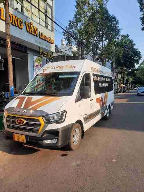 Xe Long Vân Limousine Mặt trước xe Bên hông xe Limousine 9 chỗ