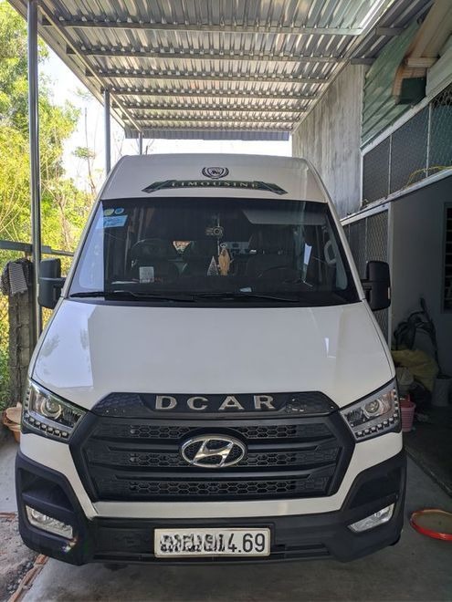 Xe Trúc Lên Mặt trước xe Solati Limousine 9 chỗ 