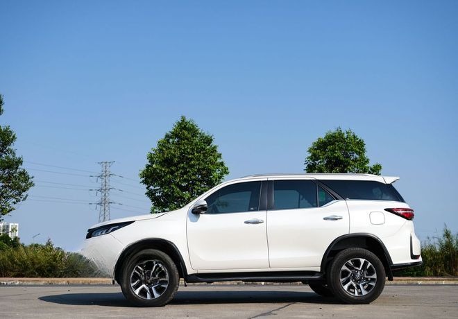 Xe Huế Express Bên hông xe Fortuner 7 chỗ