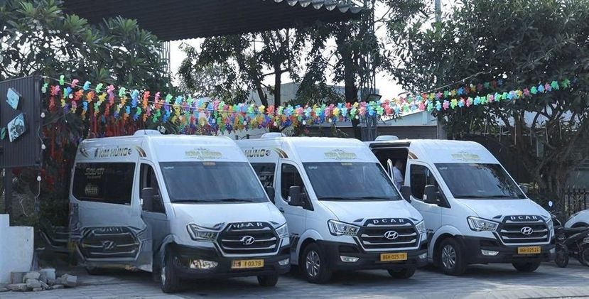 Xe Kim Hùng Mặt trước xe Bên hông xe Limousine 11 chỗ