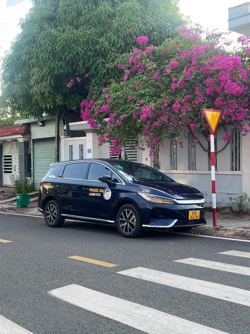 Xe Phước An Logistics Bên hông xe Xe điện 7 chỗ BYD