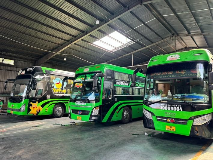 Xe Dũng Lệ Mặt trước xe Bên hông xe Limousine 24 Phòng Đôi