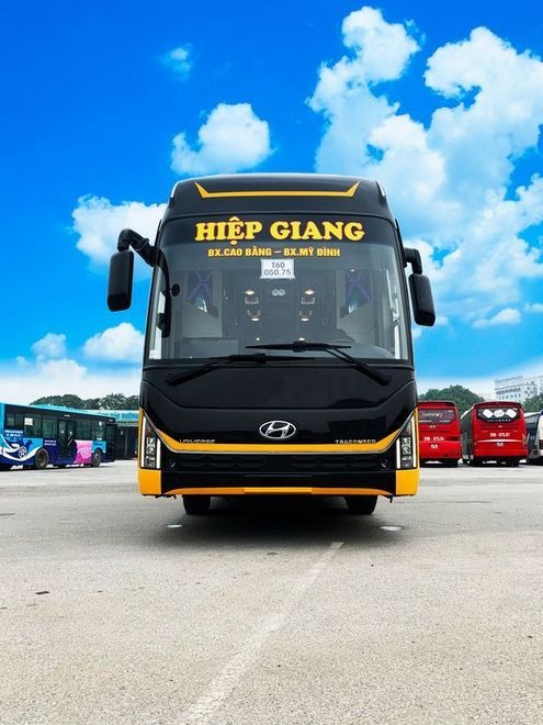 Xe Hiệp Giang  Mặt trước xe Limousine giường nằm 34 chỗ