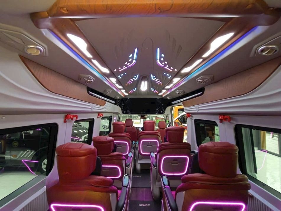 Xe Thái Sơn Nội thất Limousine 12 chỗ Massage