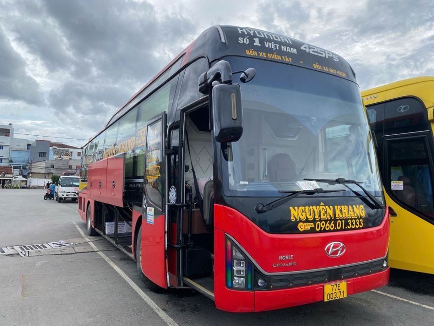 Xe Nguyên Khang Limousine Mặt trước xe Bên hông xe Limousine 24 phòng