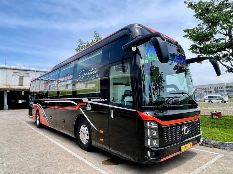 Xe Hải Hà Limousine Bên hông xe Mặt trước xe Limousine giường đôi 24 phòng