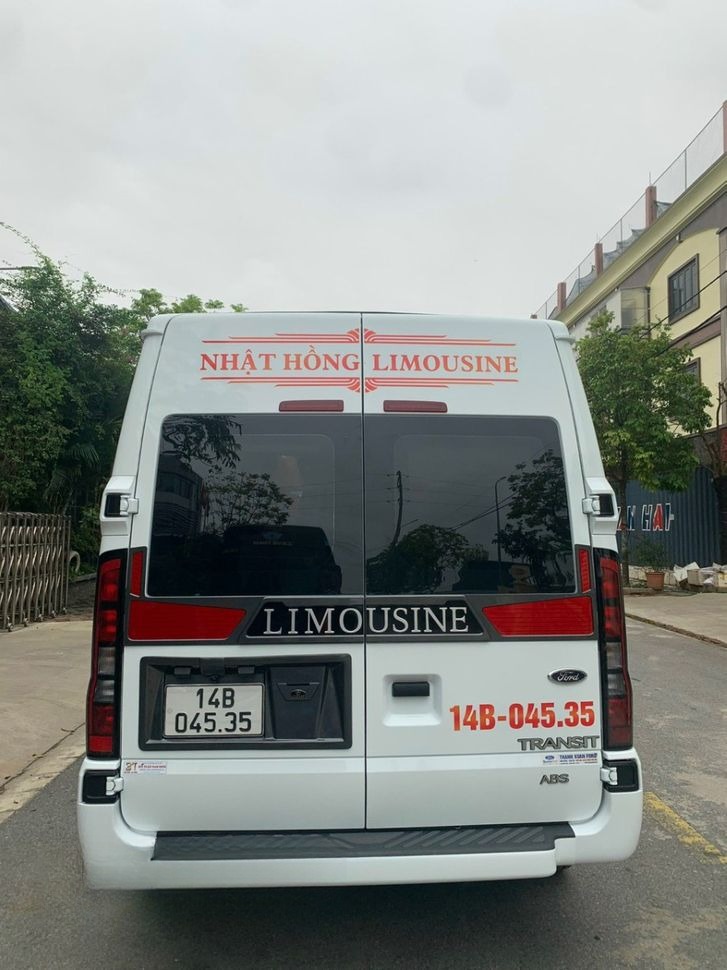 Xe Nhật Hồng Limousine Mặt sau xe Limousine 9 chỗ VIP