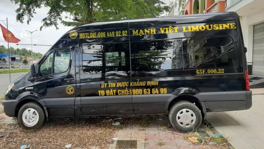 Xe Mạnh Việt Limousine Bên hông xe Limousine 10 chỗ