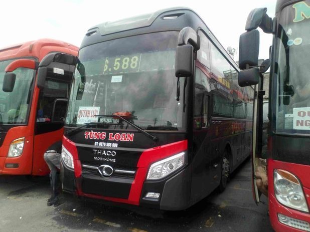 Xe Tùng Loan Mặt trước xe Limousine giường phòng 34 chỗ