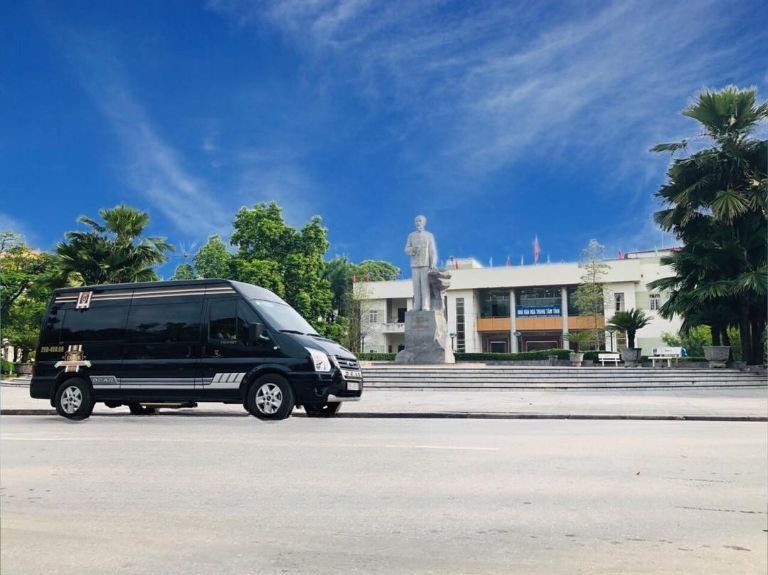 Xe Xe 42 Bên hông xe Mặt trước xe Limousine 9 chỗ
