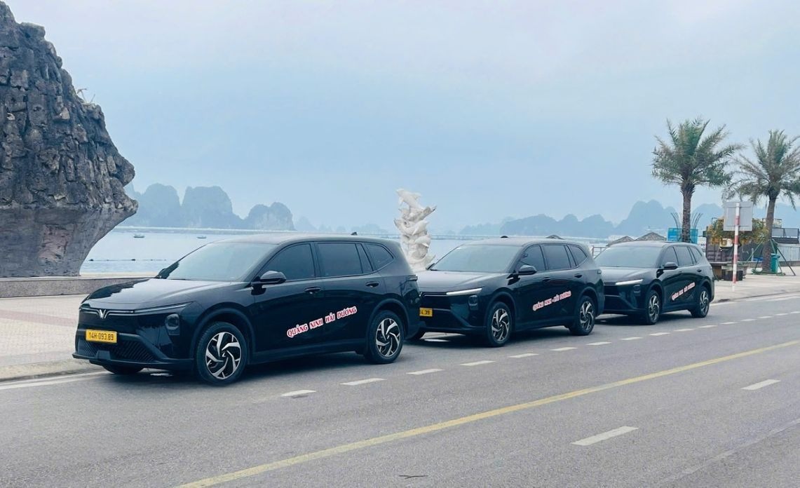 Xe Quảng Ninh VIP Mặt trước xe Bên hông xe Limo Green