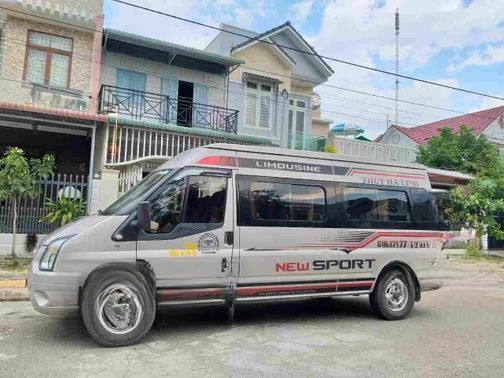 Xe Thủy Hà Linh Bên hông xe Limousine 14 chỗ