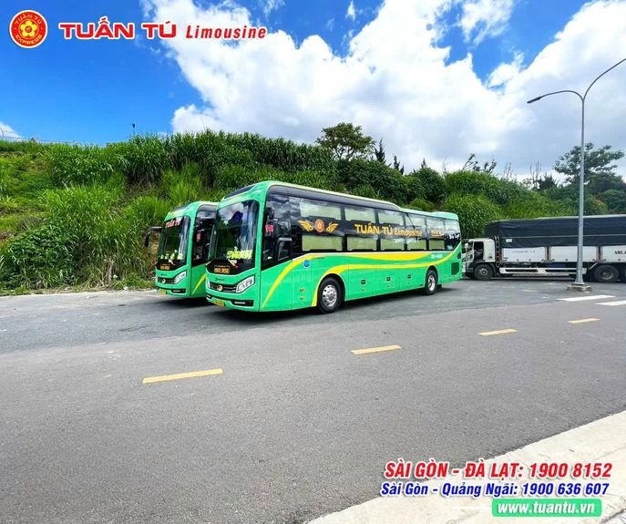 Xe Tuấn Tú Express Mặt trước xe Bên hông xe 