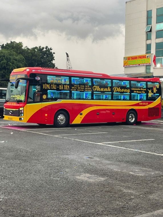 Xe Thanh Phong Mặt trước xe Bên hông xe Limousine 24 phòng