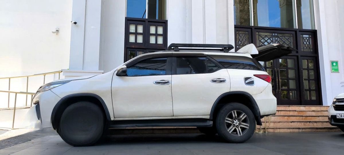 Xe Lovabus Bên hông xe Fortuner 7 chỗ