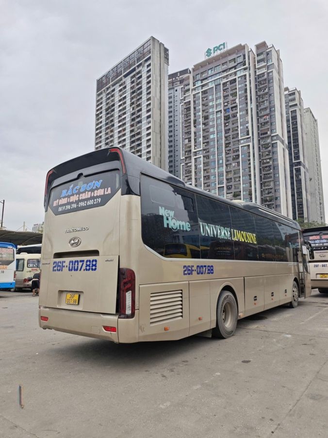 Xe Ngọc Anh (Sơn La) Mặt sau xe Limousine 34 chỗ
