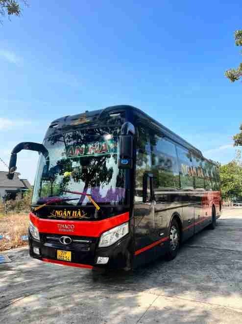 Xe Ngàn Hà (Bình Định) Mặt trước xe Bên hông xe Limousine 22 phòng