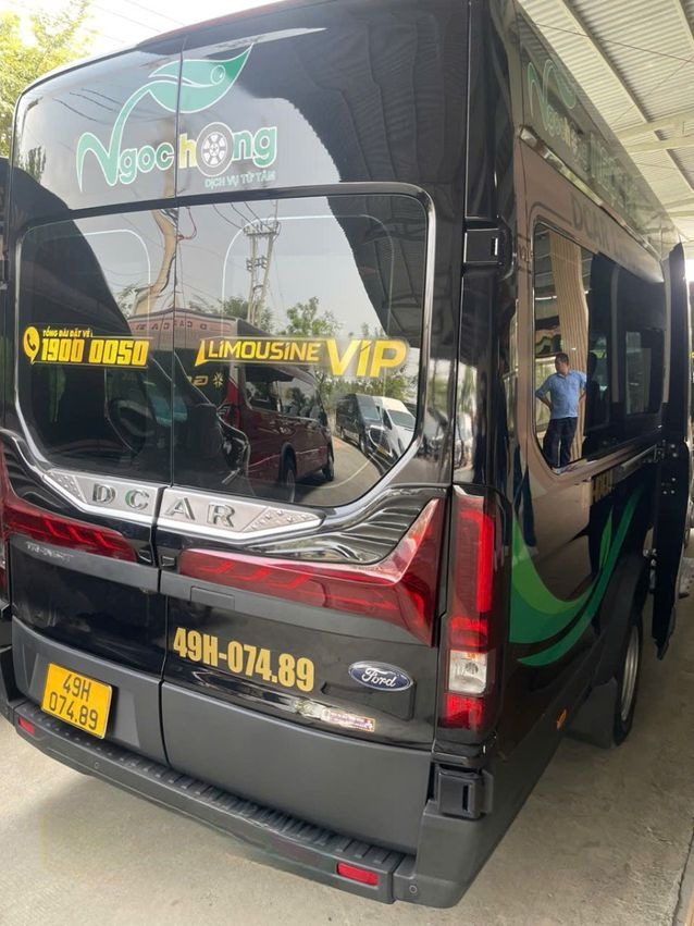 Xe Ngọc Hồng Limousine Mặt sau xe Limousine 12 chỗ