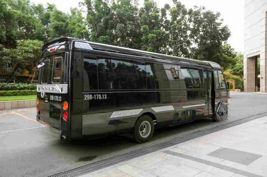 Xe Cát Bà Express Bên hông xe Limousine 19 chỗ VIP