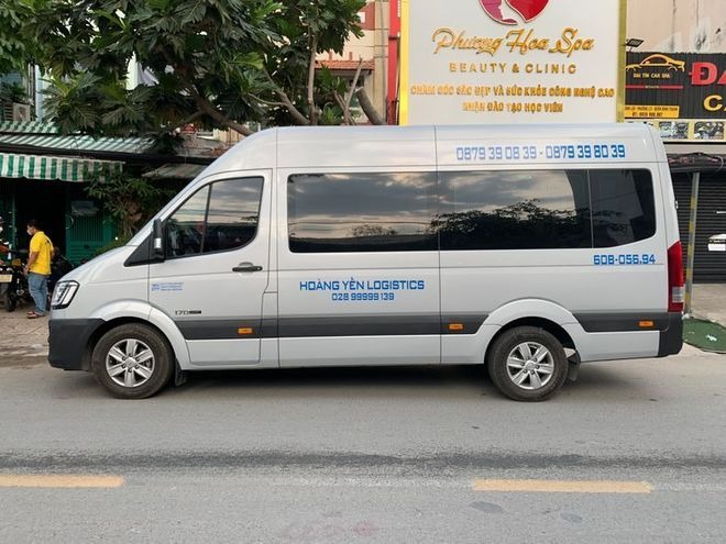 Xe Hoàng Yến Logistics Bên hông xe Limousine 11 chỗ