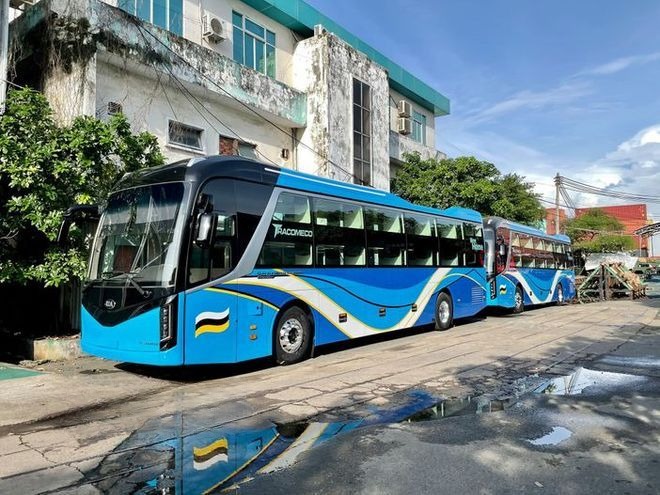 Xe Tuấn Hiệp Bên hông xe Limousine giường nằm 32 chỗ