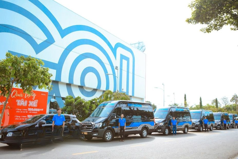 Xe Huy Hoàng (Vũng Tàu) Bên hông xe Limousine 9 chỗ