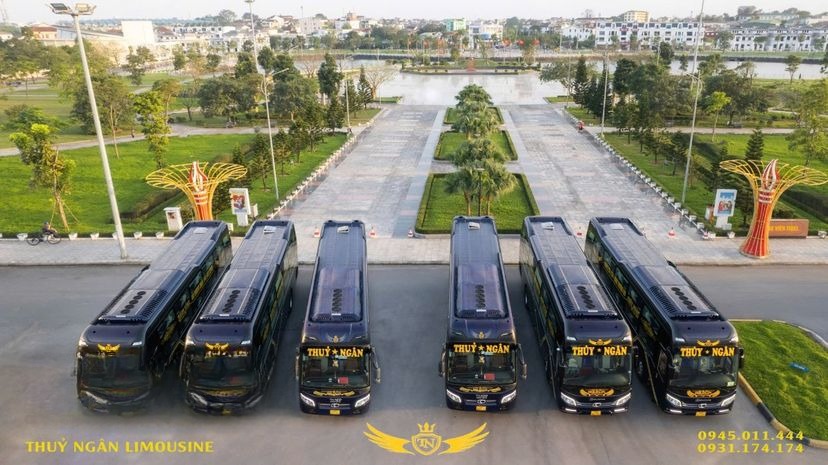 Xe Thủy Ngân Mặt trước xe Bên hông xe Limousine 22 phòng VIP (WC)
