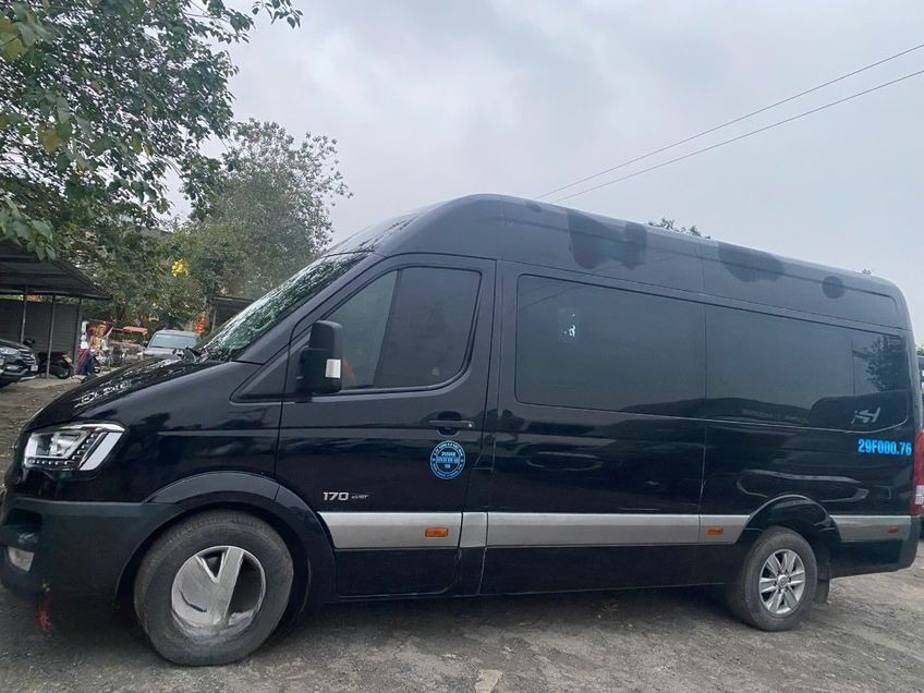 Xe First Class Puluong Bên hông xe Limousine 11 chỗ