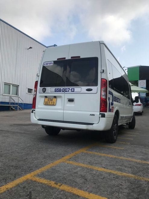 Xe Lovabus Mặt sau xe Limousine 9 chỗ VIP
