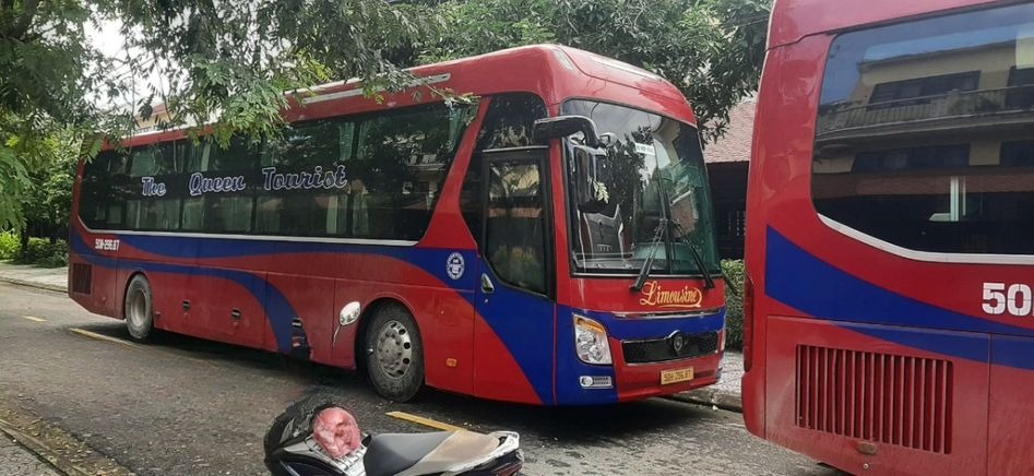 Xe Queen Cafe (Cam Ranh) Bên hông xe Limousine 34 chỗ