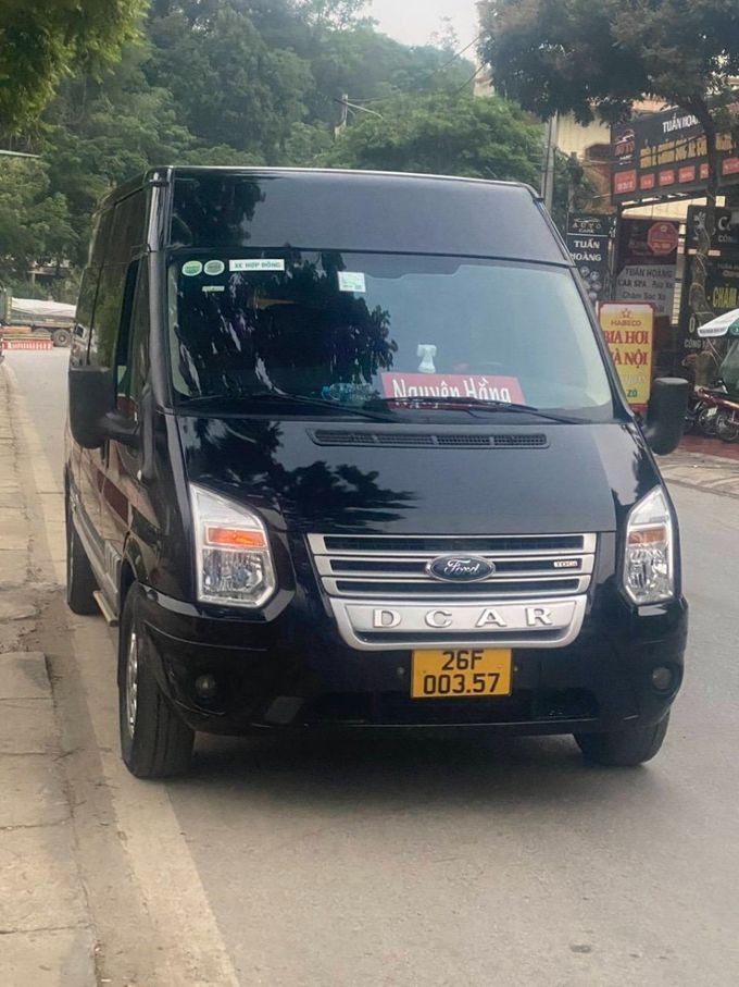 Xe Nguyên Hằng Limousine Mặt trước xe Bên hông xe Limousine 9 chỗ