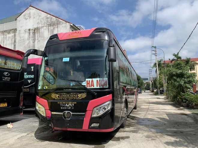 Xe Nam Quỳnh Anh Mặt trước xe Limousine giường phòng 32 chỗ