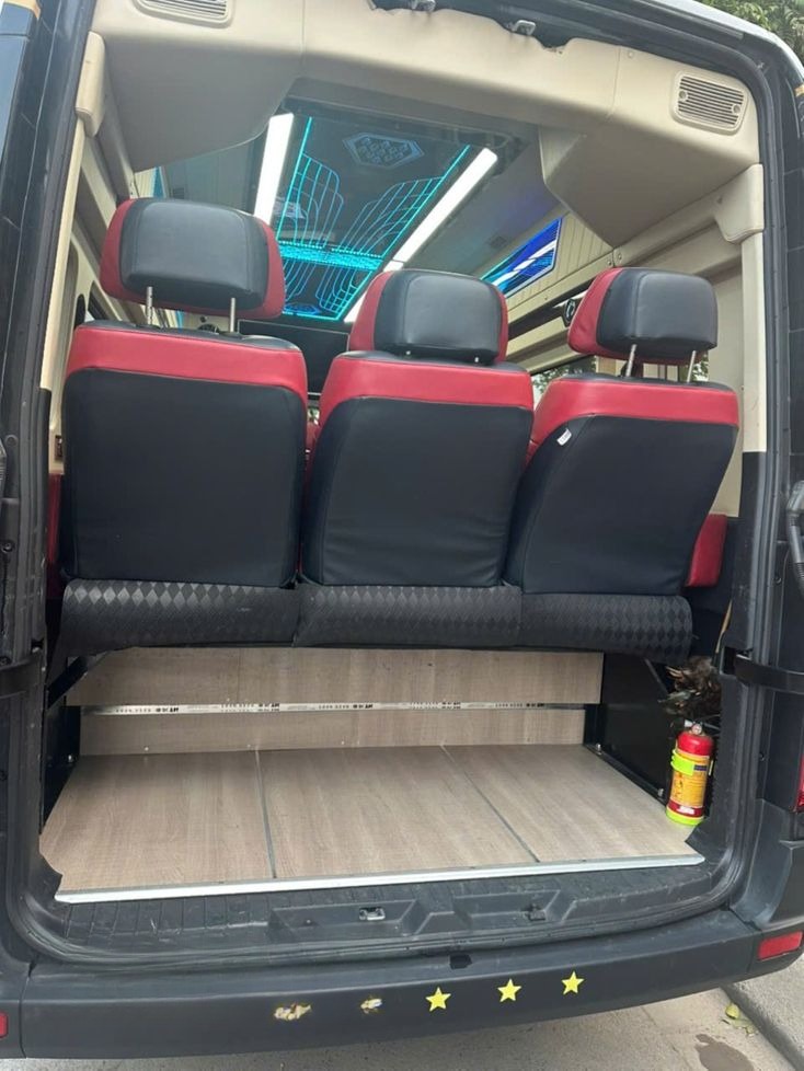 Xe Newstar Travel Mặt sau xe Tiện ích Limousine 11 chỗ