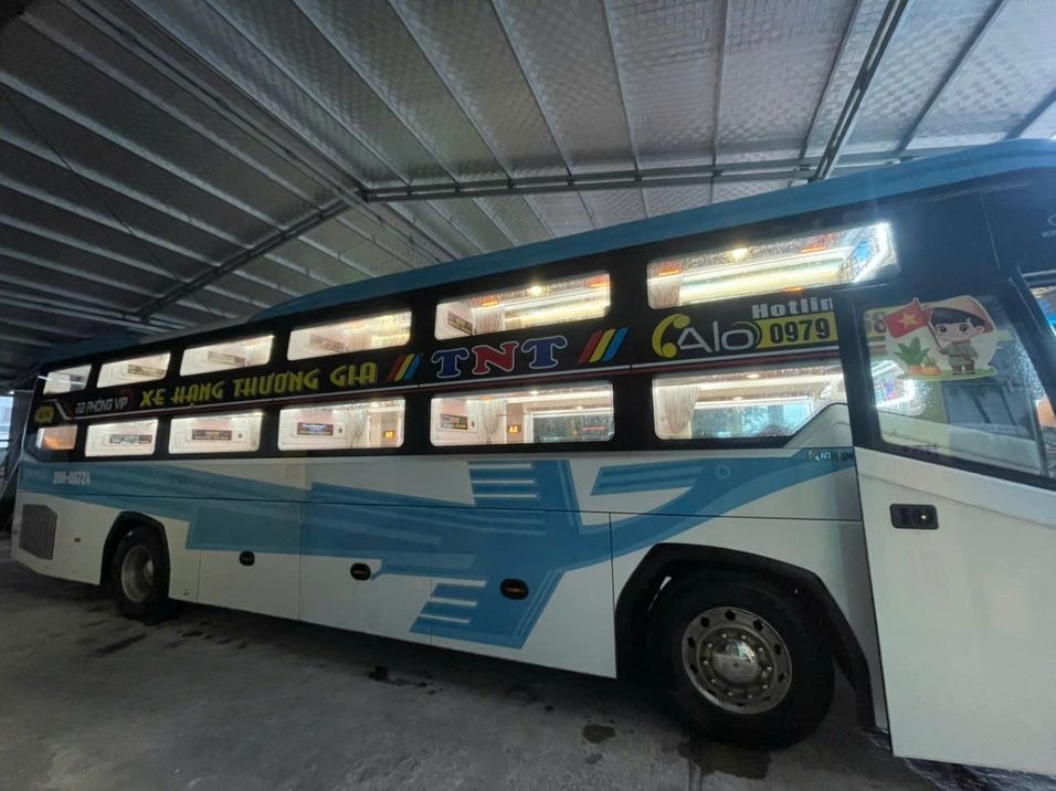 Xe TNT (Thanh Hóa) Bên hông xe Cabin 24 phòng đôi