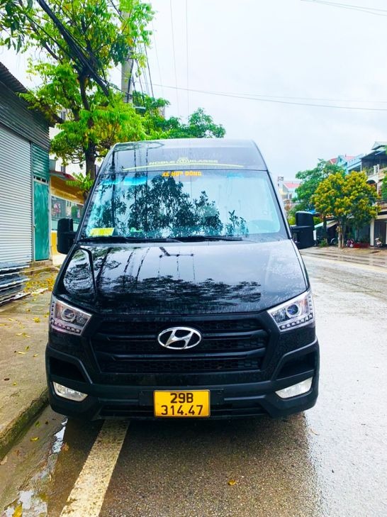Xe Hà Tuấn Mặt trước xe Limousine 10 chỗ