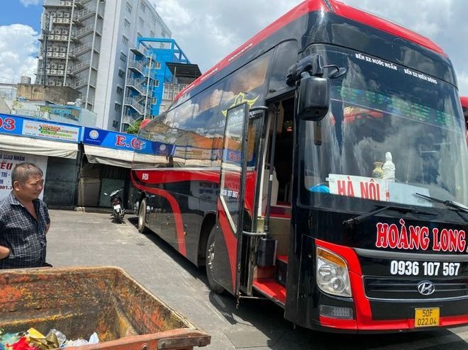 Xe Hoàng Long - Hà Nội Mặt trước xe Bên hông xe Giường nằm 42 chỗ 