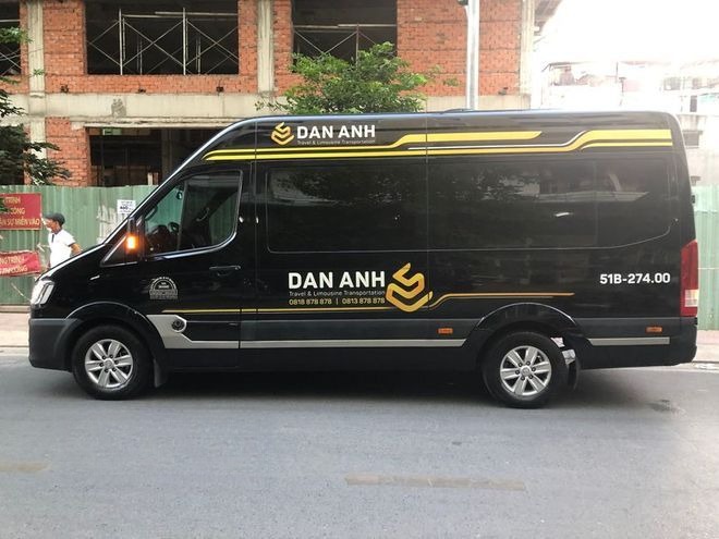 Xe Đan Anh Bên hông xe Skybus Limousine 12 chỗ