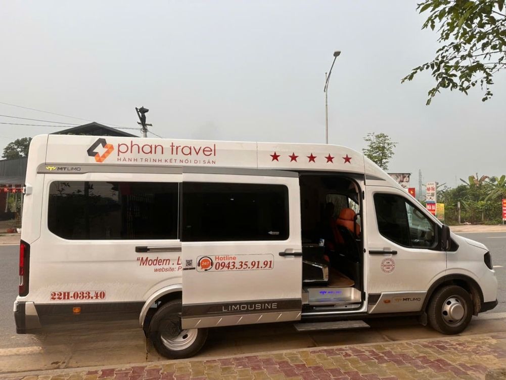 Xe Phan Travel Bên hông xe Limousine 11 chỗ 