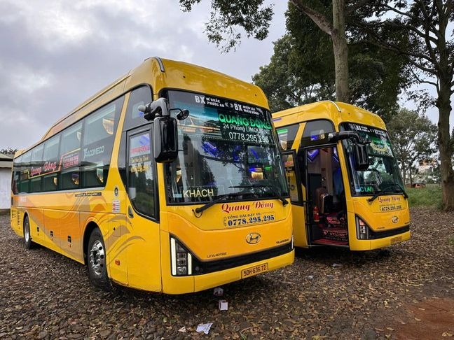 Xe Quang Đông (Đắk Lắk) Mặt trước xe Bên hông xe Limousine 24 phòng
