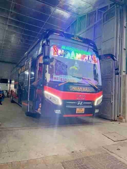 Xe Ngàn Hà (Bình Định) Mặt trước xe Bên hông xe Giường nằm 44 chỗ