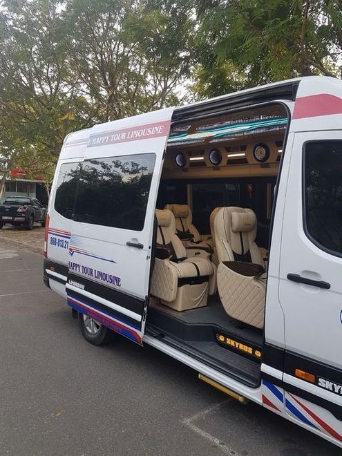 Xe Mũi Né Happy Tour Limousine  Bên hông xe Limousine Solati 12 chỗ