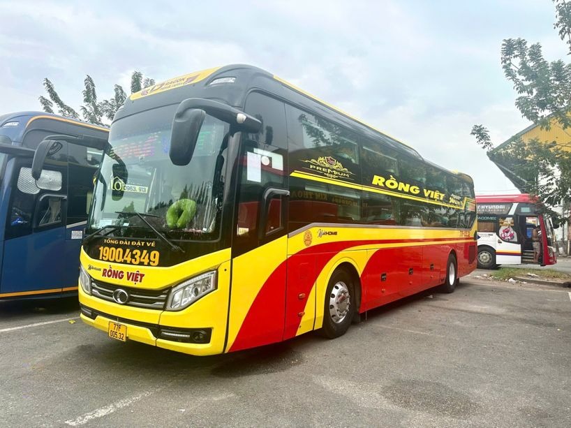 Xe Rồng Việt Limousine Bên hông xe Limousine 24 phòng