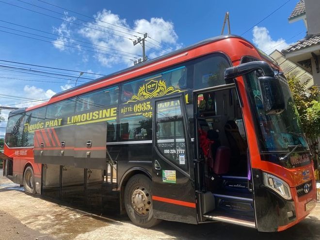 Xe Quốc Phát Bên hông xe Limousine 34 giường
