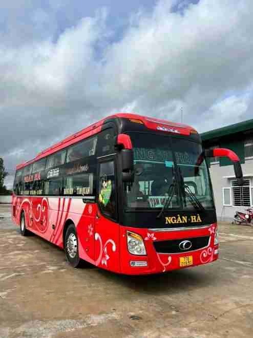 Xe Ngàn Hà (Bình Định) Mặt trước xe Bên hông xe Limousine 34 chỗ