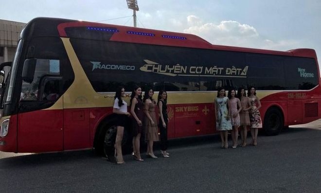 Xe Thế Anh Bên hông xe Limousine 20 Cabin VIP