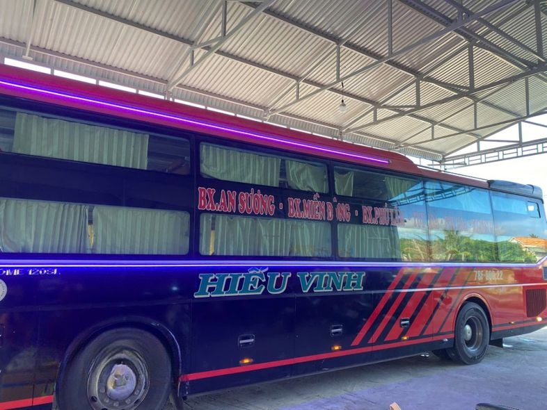 Xe Hiếu Vinh Bên hông xe Giường nằm 40 chỗ