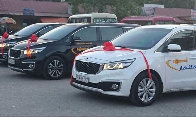 Xe Taxi Hoa Mai Bên hông xe Kia Grand Sedona