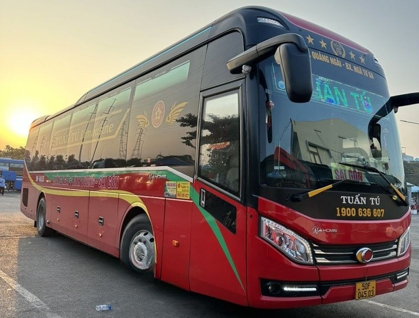 Xe Tuấn Tú Express Mặt trước xe Bên hông xe 