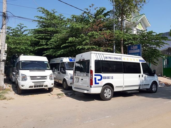 Xe Lovabus Bên hông xe Limousine 9 chỗ VIP