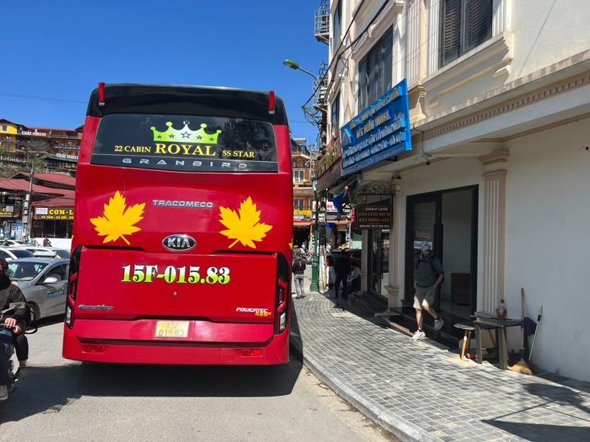 Xe Kết Đoàn Travel Mặt sau xe xe Cabin cung điện 22 phòng